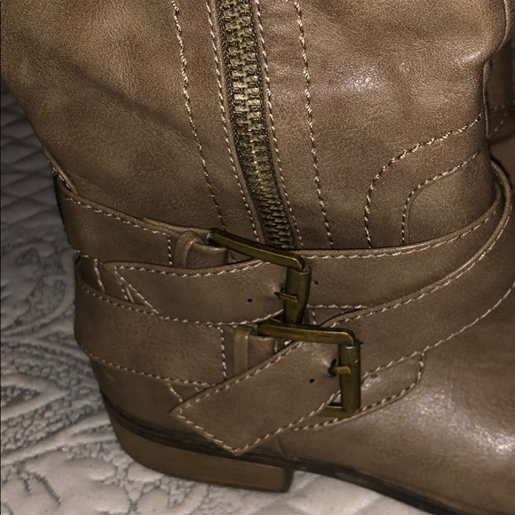 Boots - Picture 2 of 5